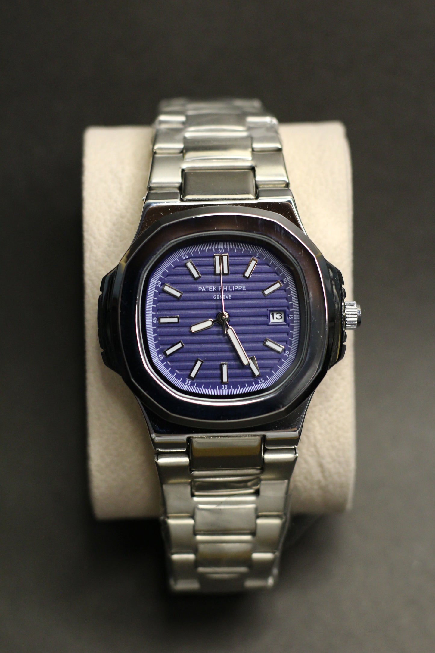 PP | Nautilus | Silver Chain | Sunburst blue, horizontally embossed Dial
