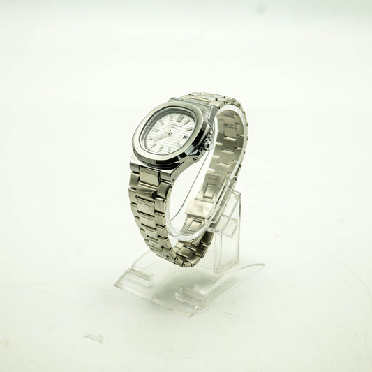 PP | Nautilus | Silver Chain | Lacquered silvery-white, horizontally embossed Dial