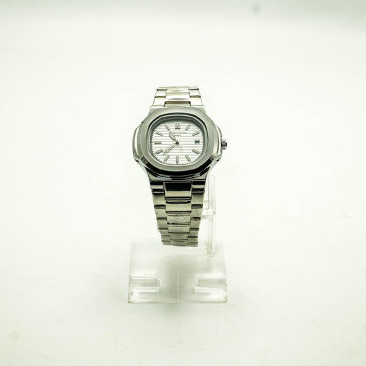 PP | Nautilus | Silver Chain | Lacquered silvery-white, horizontally embossed Dial