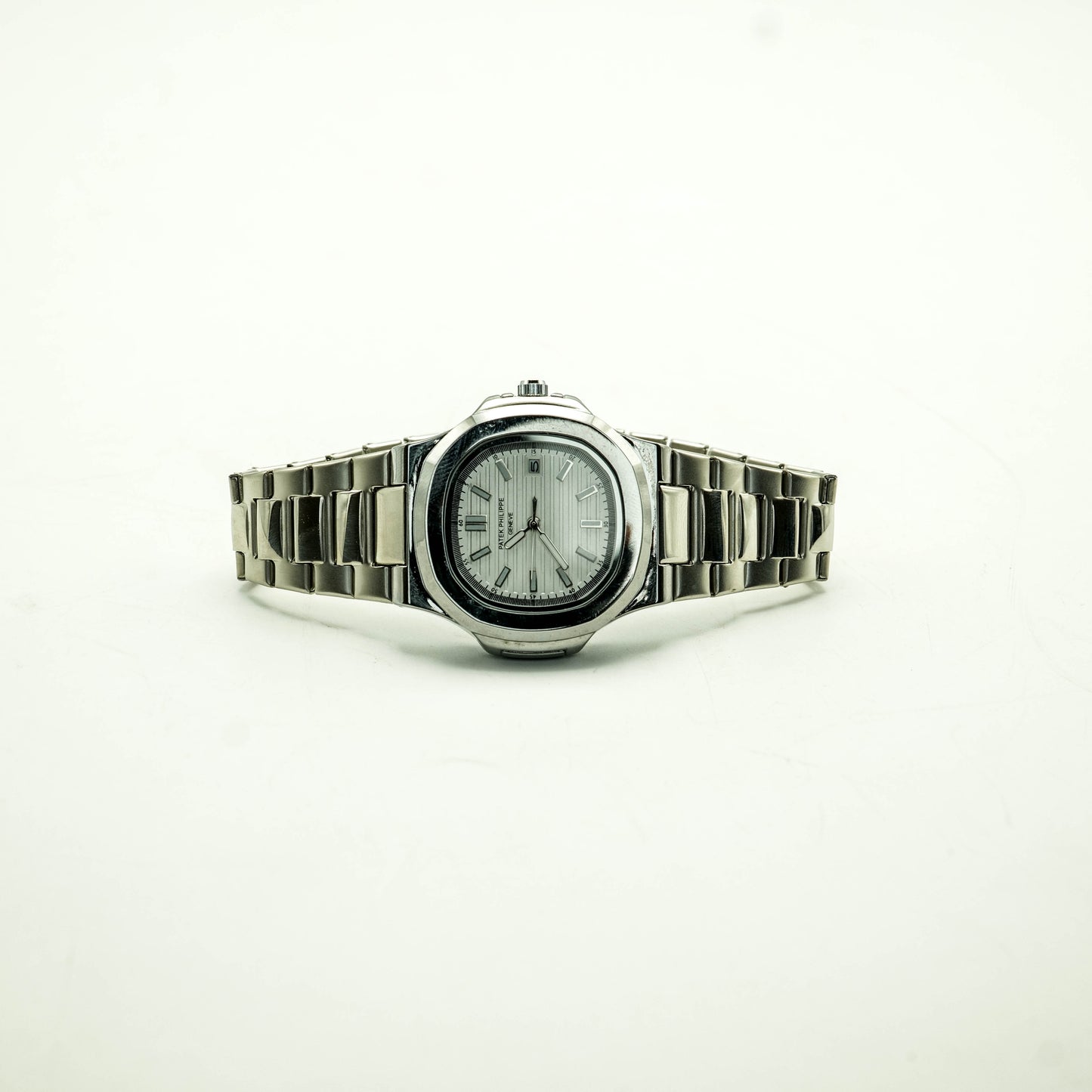 PP | Nautilus | Silver Chain | Lacquered silvery-white, horizontally embossed Dial